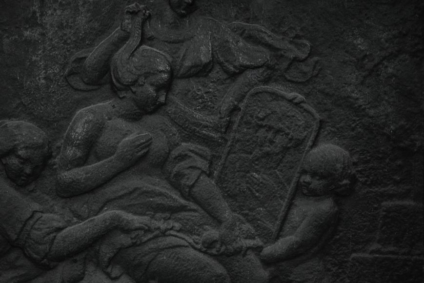 «Венера за утренним туалетом», старинная каминная плита в стиле Людовика XV, выполненная по картине Шарля-Жозефа Натуара, 18 век. «Венера за утренним туалетом», старинная каминная плита в стиле Людовика XV, выполненная по картине Шарля-Жозефа Натуара, 18 век.-1