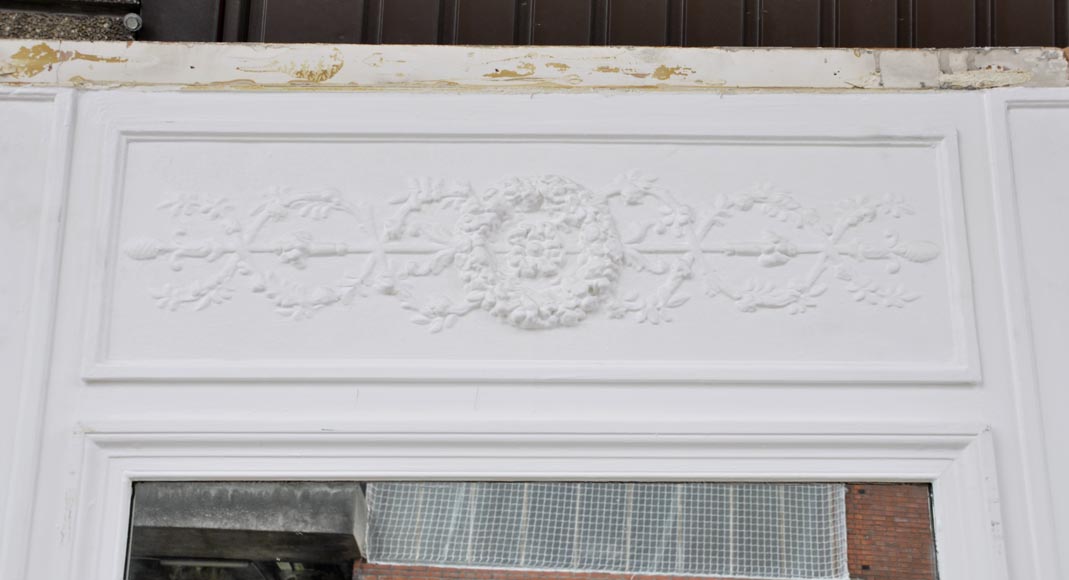 Старинное трюмо в стиле Людовика XVI, украшенное фризом из лавровых ветвей. Старинное трюмо в стиле Людовика XVI, украшенное фризом из лавровых ветвей.-1