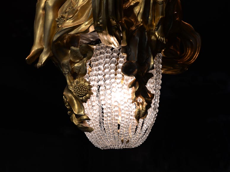 Красивая старинная девятирожковая люстра в стиле Ар Нуво из позолоченной бронзы и литого стекла, украшенная изящными томными фигурами.  Красивая старинная девятирожковая люстра в стиле Ар Нуво из позолоченной бронзы и литого стекла, украшенная изящными томными фигурами. -7