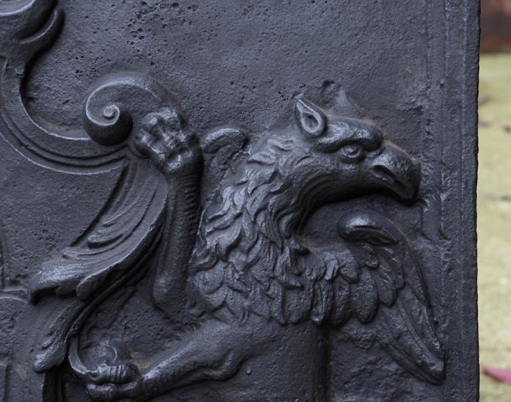 Красивая старинная каминная плита, украшенная гербами семьи Жаннон, 18 век. Красивая старинная каминная плита, украшенная гербами семьи Жаннон, 18 век.-4