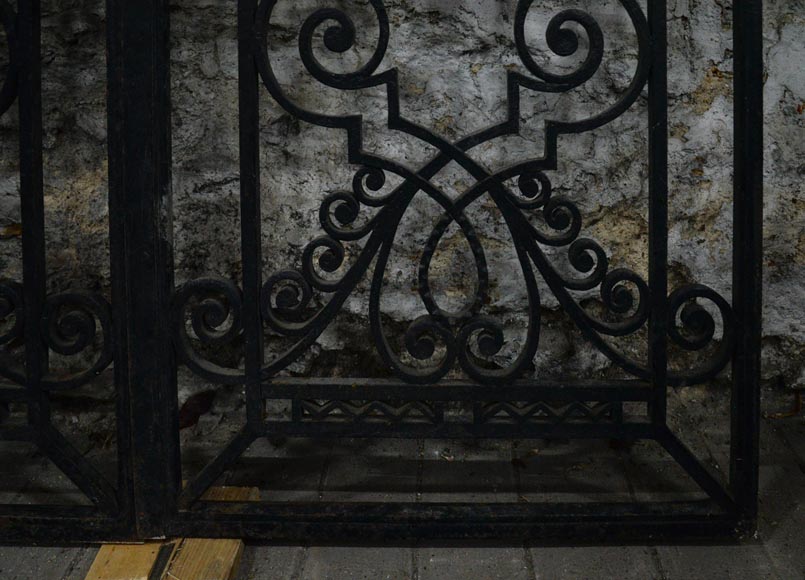 Старинная дверь в стиле Ар Деко, изготовленная из кованого железа, украшенная корзиной с фруктами, 1930 годы. Старинная дверь в стиле Ар Деко, изготовленная из кованого железа, украшенная корзиной с фруктами, 1930 годы.-5