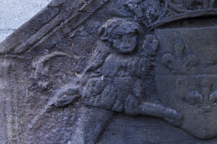 Старинная каминная плита, украшенная гербами Франции и львами, 17 век. Старинная каминная плита, украшенная гербами Франции и львами, 17 век.-2