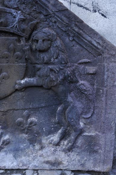 Старинная каминная плита, украшенная гербами Франции и львами, 17 век.-3