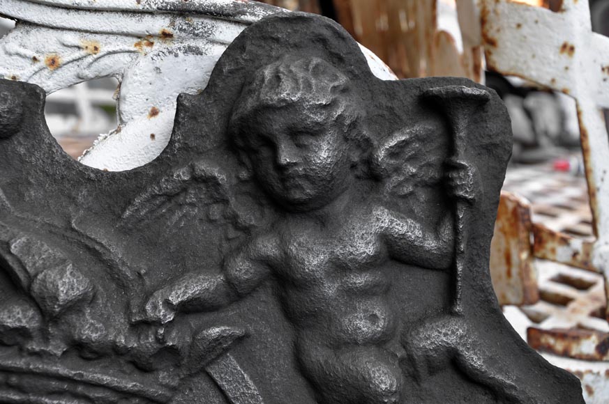 Старинная каминная плита, украшенная гербами Франции и пышными орнаментами с Купидонами, 17 век. Старинная каминная плита, украшенная гербами Франции и пышными орнаментами с Купидонами, 17 век.-4