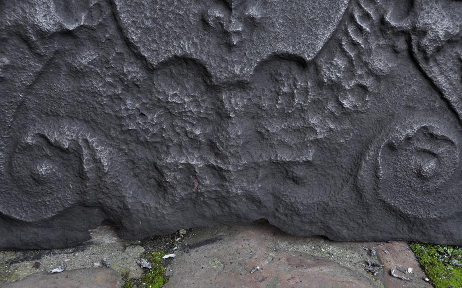 Старинная каминная плита, украшенная гербами Франции и пышными орнаментами с Купидонами, 17 век. Старинная каминная плита, украшенная гербами Франции и пышными орнаментами с Купидонами, 17 век.-8