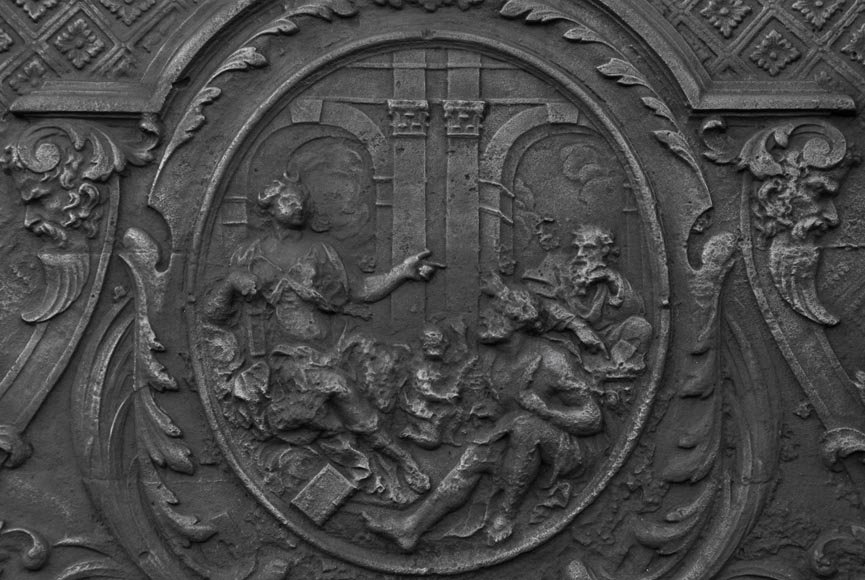 Большая старинная каминная плита в стиле Людовика XV, украшенная сценкой с Дианой и мудрецами, 18 век. Большая старинная каминная плита в стиле Людовика XV, украшенная сценкой с Дианой и мудрецами, 18 век.-1