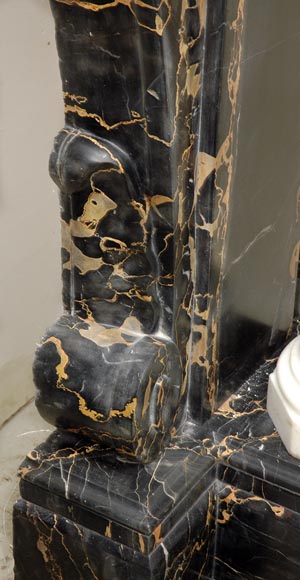 Камин в стиле Наполеона III, изготовленный из мрамора Портор и скульптурного каррарского мрамора, украшенный коринфскими колоннами. Камин в стиле Наполеона III, изготовленный из мрамора Портор и скульптурного каррарского мрамора, украшенный коринфскими колоннами.-6