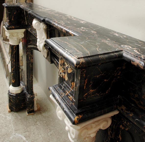 Камин в стиле Наполеона III, изготовленный из мрамора Портор и скульптурного каррарского мрамора, украшенный коринфскими колоннами. Камин в стиле Наполеона III, изготовленный из мрамора Портор и скульптурного каррарского мрамора, украшенный коринфскими колоннами.-11