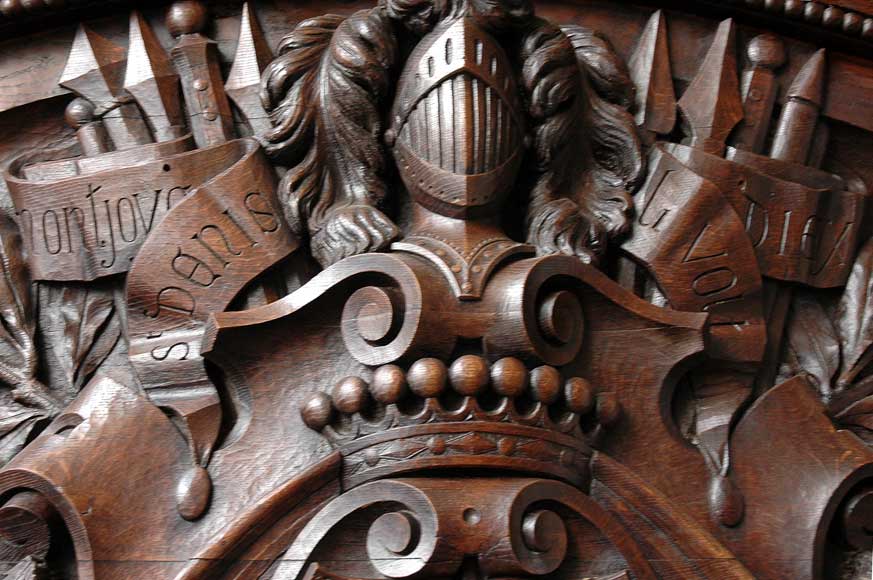 Большой старинный камин с вытяжным колпаком, изготовленный из дубового дерева. Большой старинный камин с вытяжным колпаком, изготовленный из дубового дерева.-2