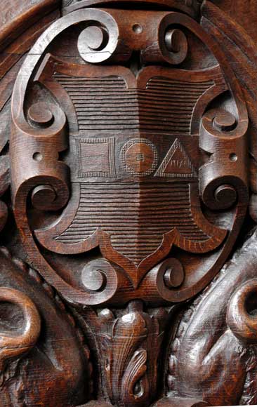 Большой старинный камин с вытяжным колпаком, изготовленный из дубового дерева. Большой старинный камин с вытяжным колпаком, изготовленный из дубового дерева.-3