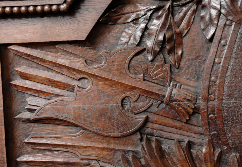 Большой старинный камин с вытяжным колпаком, изготовленный из дубового дерева. Большой старинный камин с вытяжным колпаком, изготовленный из дубового дерева.-4