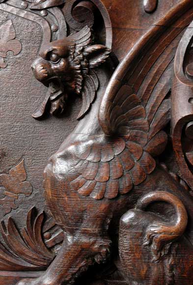 Большой старинный камин с вытяжным колпаком, изготовленный из дубового дерева. Большой старинный камин с вытяжным колпаком, изготовленный из дубового дерева.-5