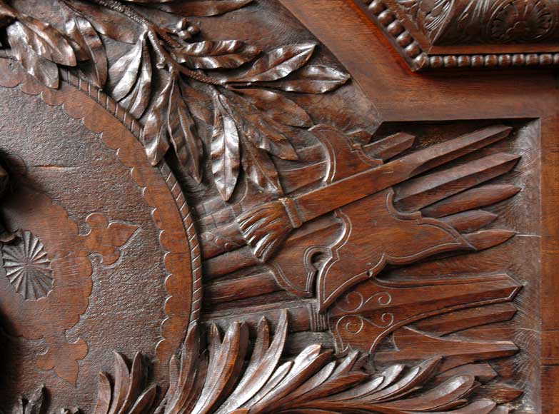 Большой старинный камин с вытяжным колпаком, изготовленный из дубового дерева. Большой старинный камин с вытяжным колпаком, изготовленный из дубового дерева.-6