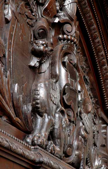 Большой старинный камин с вытяжным колпаком, изготовленный из дубового дерева. Большой старинный камин с вытяжным колпаком, изготовленный из дубового дерева.-11