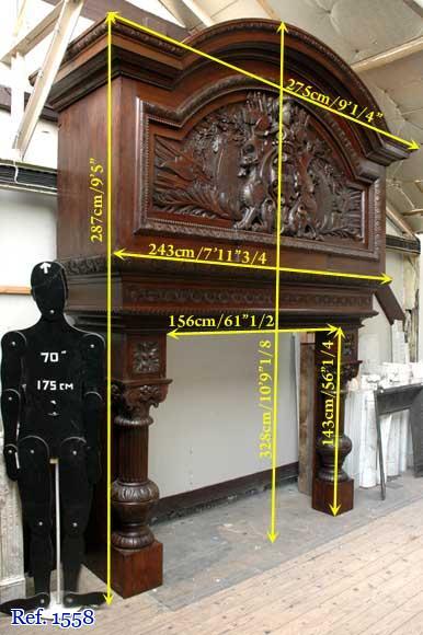 Большой старинный камин с вытяжным колпаком, изготовленный из дубового дерева. Большой старинный камин с вытяжным колпаком, изготовленный из дубового дерева.-13