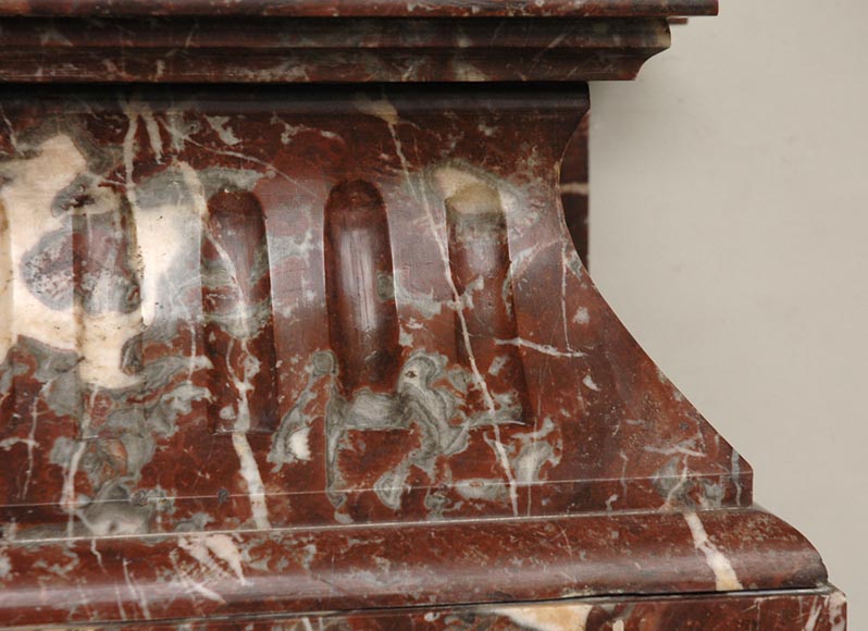 Старинный мраморный камин в стиле Людовика XIV с акротерием.   Старинный мраморный камин в стиле Людовика XIV с акротерием.  -2