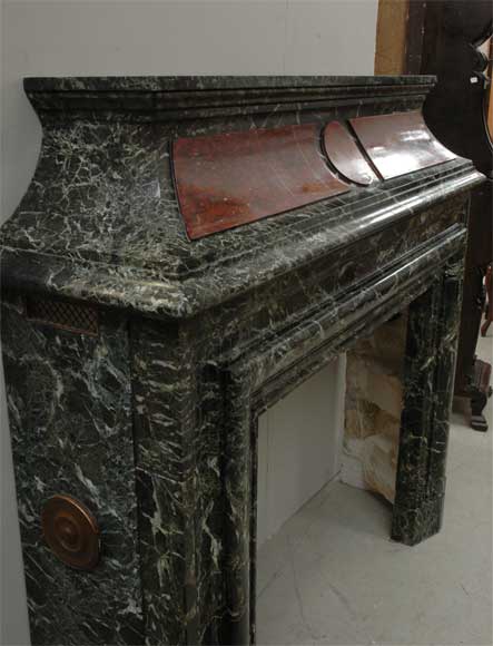 Старинный камин с вытяжным колпаком, выполненный из мрамора Верт де Мер и красного крапчатого мрамора.  Старинный камин с вытяжным колпаком, выполненный из мрамора Верт де Мер и красного крапчатого мрамора. -4