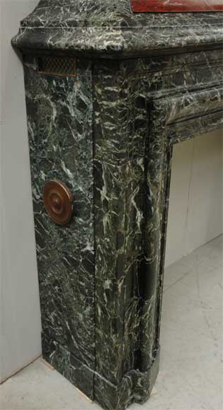 Старинный камин с вытяжным колпаком, выполненный из мрамора Верт де Мер и красного крапчатого мрамора.  Старинный камин с вытяжным колпаком, выполненный из мрамора Верт де Мер и красного крапчатого мрамора. -5