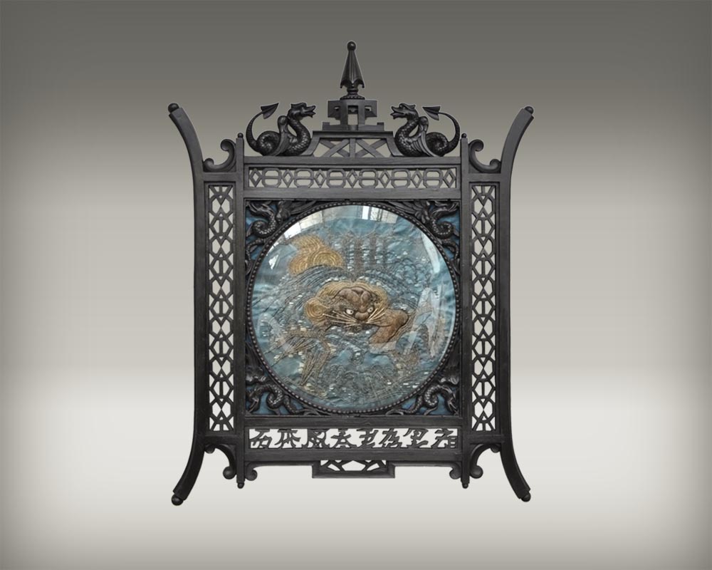 Пара рам в японском стиле, изготовленных из черненого дерева, украшенных элементами из вышитого шёлка. Пара рам в японском стиле, изготовленных из черненого дерева, украшенных элементами из вышитого шёлка.-1