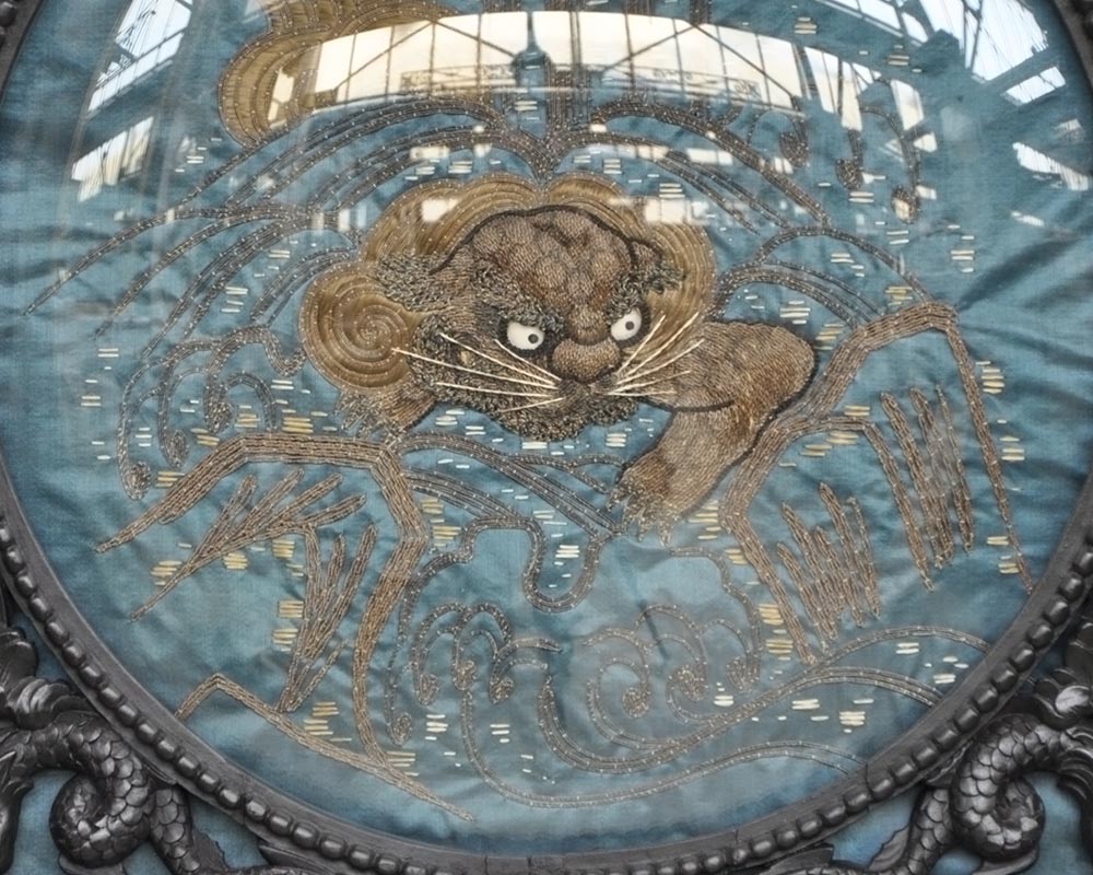 Пара рам в японском стиле, изготовленных из черненого дерева, украшенных элементами из вышитого шёлка. Пара рам в японском стиле, изготовленных из черненого дерева, украшенных элементами из вышитого шёлка.-2