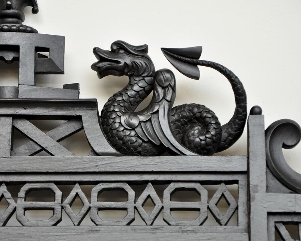 Пара рам в японском стиле, изготовленных из черненого дерева, украшенных элементами из вышитого шёлка. Пара рам в японском стиле, изготовленных из черненого дерева, украшенных элементами из вышитого шёлка.-4