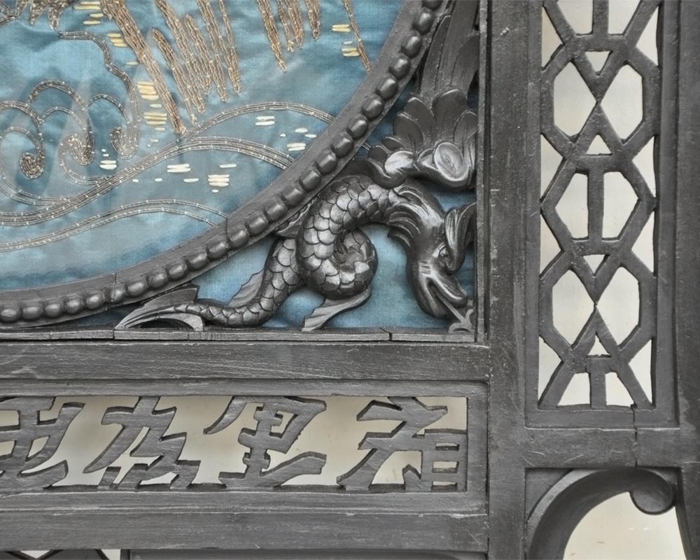 Пара рам в японском стиле, изготовленных из черненого дерева, украшенных элементами из вышитого шёлка. Пара рам в японском стиле, изготовленных из черненого дерева, украшенных элементами из вышитого шёлка.-5