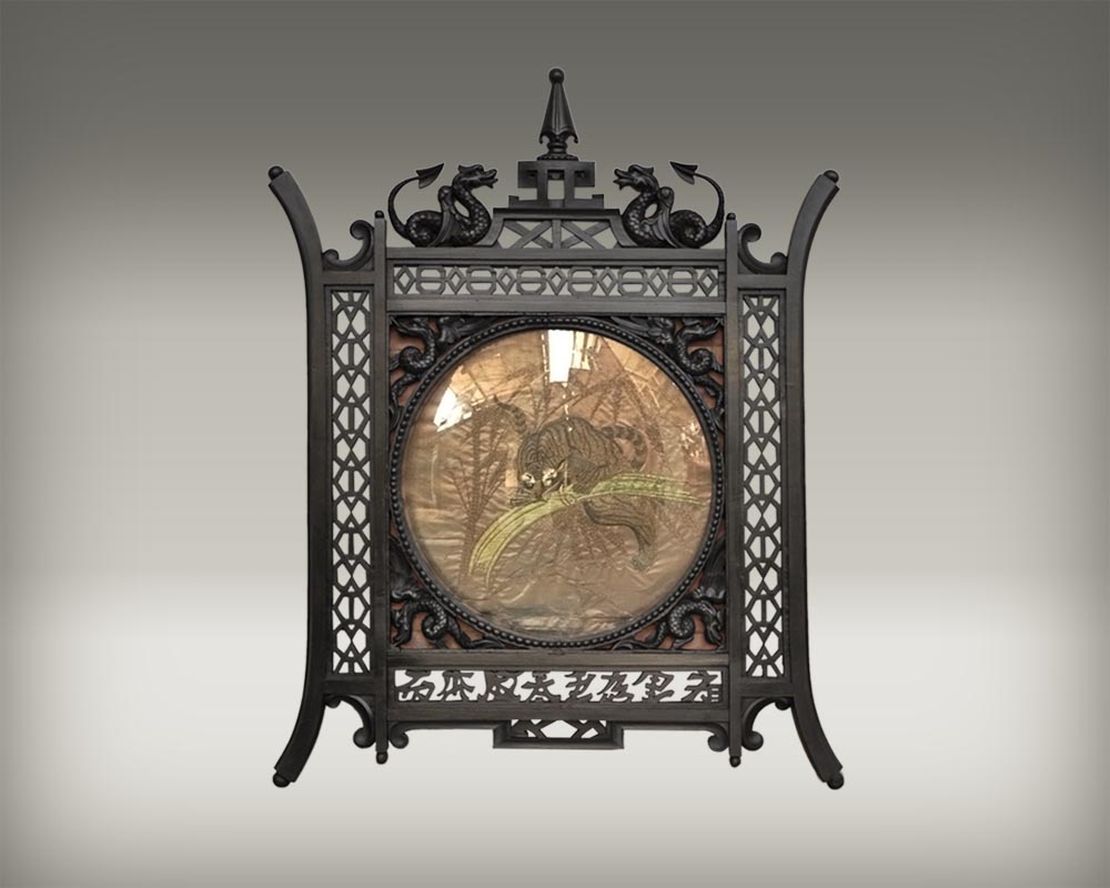 Пара рам в японском стиле, изготовленных из черненого дерева, украшенных элементами из вышитого шёлка. Пара рам в японском стиле, изготовленных из черненого дерева, украшенных элементами из вышитого шёлка.-6