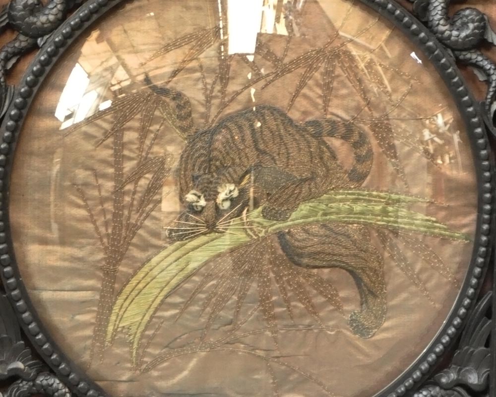 Пара рам в японском стиле, изготовленных из черненого дерева, украшенных элементами из вышитого шёлка. Пара рам в японском стиле, изготовленных из черненого дерева, украшенных элементами из вышитого шёлка.-7