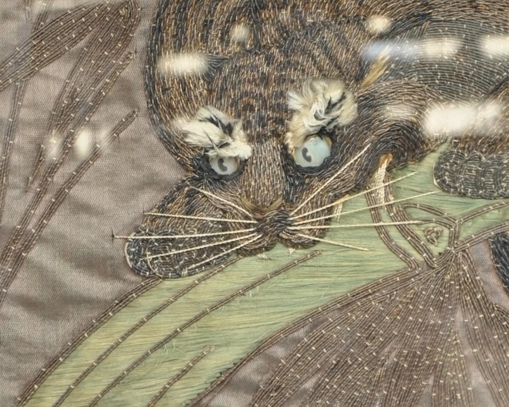 Пара рам в японском стиле, изготовленных из черненого дерева, украшенных элементами из вышитого шёлка. Пара рам в японском стиле, изготовленных из черненого дерева, украшенных элементами из вышитого шёлка.-8