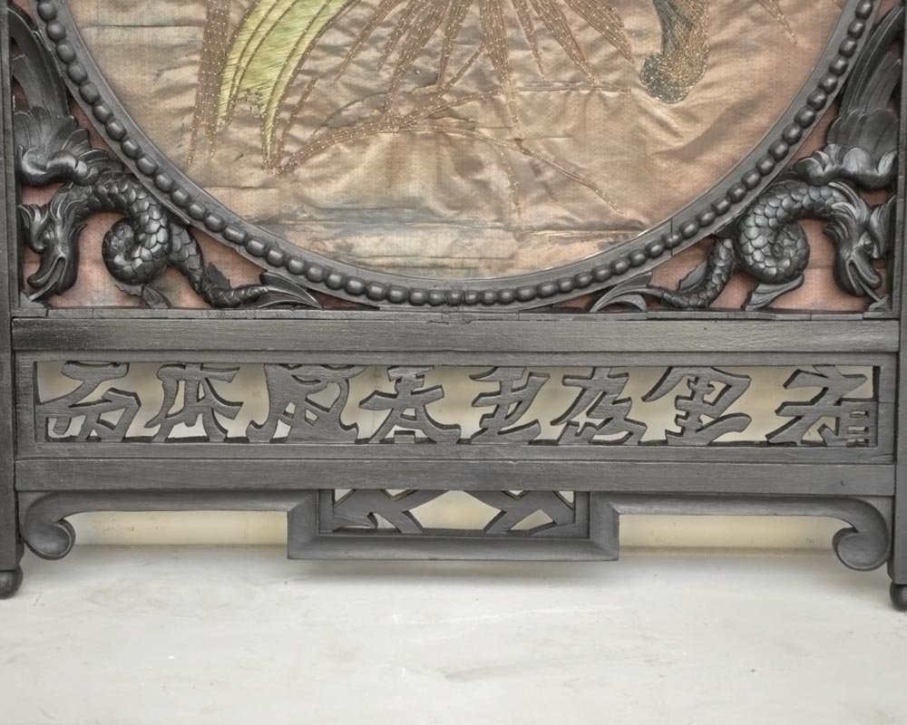 Пара рам в японском стиле, изготовленных из черненого дерева, украшенных элементами из вышитого шёлка. Пара рам в японском стиле, изготовленных из черненого дерева, украшенных элементами из вышитого шёлка.-9