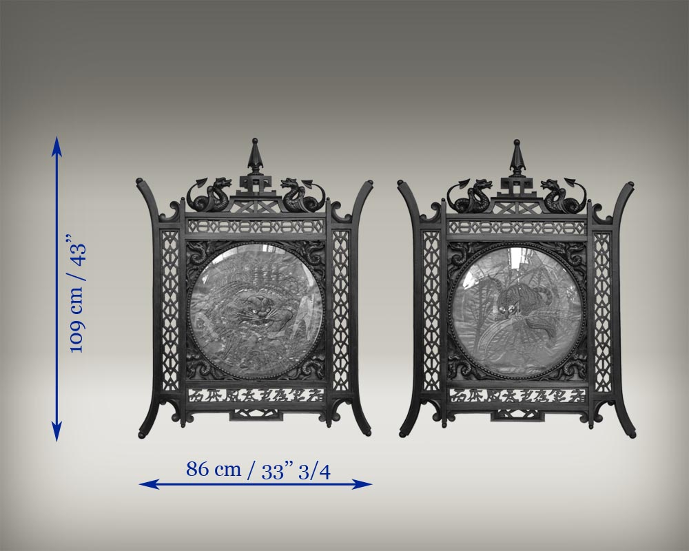 Пара рам в японском стиле, изготовленных из черненого дерева, украшенных элементами из вышитого шёлка. Пара рам в японском стиле, изготовленных из черненого дерева, украшенных элементами из вышитого шёлка.-12