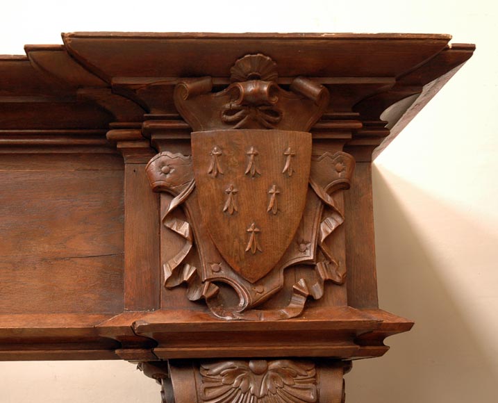 Большой старинный камин из дуба с инкрустацией из красного крапчатого мрамора.  Большой старинный камин из дуба с инкрустацией из красного крапчатого мрамора. -2