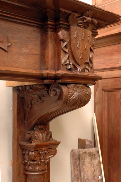 Большой старинный камин из дуба с инкрустацией из красного крапчатого мрамора.  Большой старинный камин из дуба с инкрустацией из красного крапчатого мрамора. -3