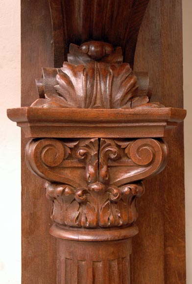 Большой старинный камин из дуба с инкрустацией из красного крапчатого мрамора.  Большой старинный камин из дуба с инкрустацией из красного крапчатого мрамора. -5