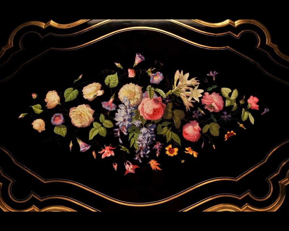 ЖЮЛЬЕН-НИКОЛЯ РИВАР (1802-1867)- Стол из чёрного грушевого дерева в стиле Людовика XV, украшенный маркетри из фарфора ЖЮЛЬЕН-НИКОЛЯ РИВАР (1802-1867)- Стол из чёрного грушевого дерева в стиле Людовика XV, украшенный маркетри из фарфора-2