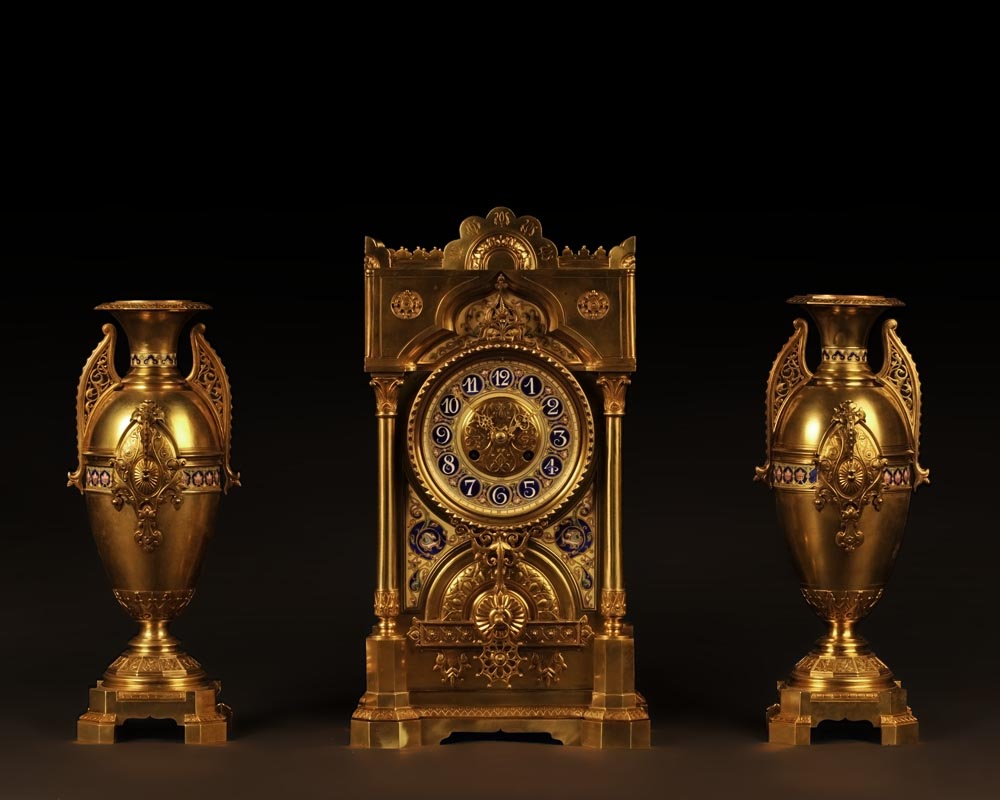 Каминный гарнитур в восточном стиле, изготовленный из позолоченной бронзы и украшенный многоцветным фарфором.   Каминный гарнитур в восточном стиле, изготовленный из позолоченной бронзы и украшенный многоцветным фарфором.  -0