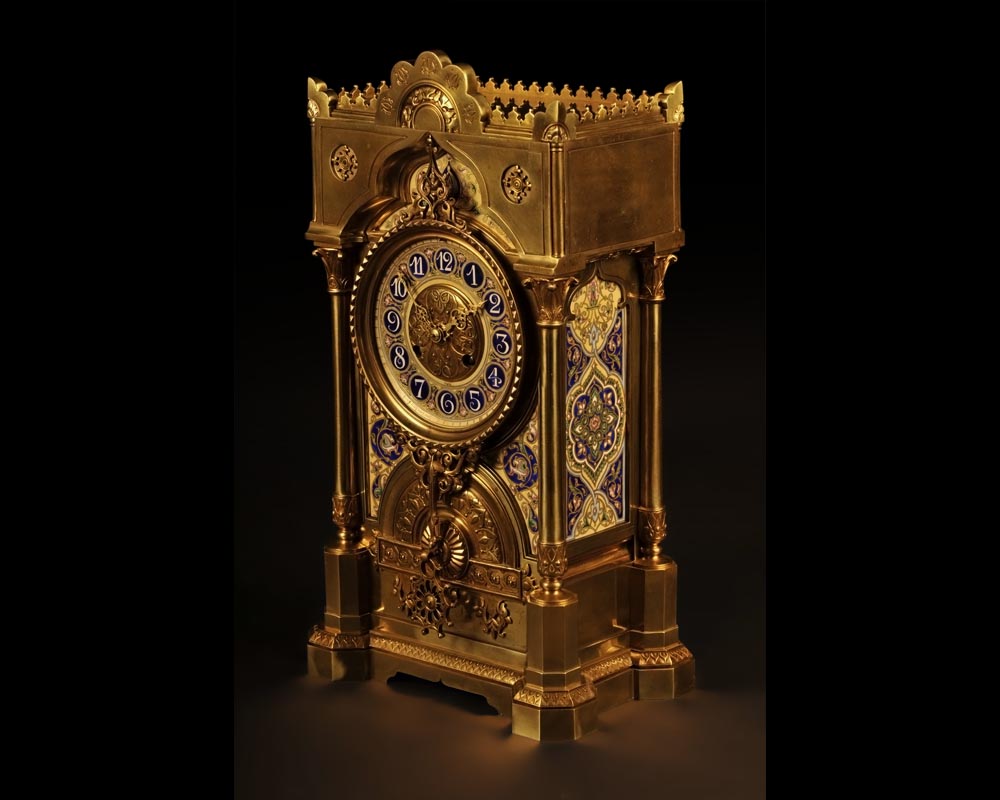 Каминный гарнитур в восточном стиле, изготовленный из позолоченной бронзы и украшенный многоцветным фарфором.   Каминный гарнитур в восточном стиле, изготовленный из позолоченной бронзы и украшенный многоцветным фарфором.  -1