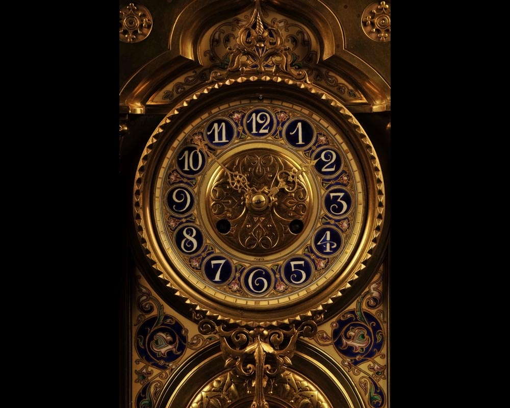 Каминный гарнитур в восточном стиле, изготовленный из позолоченной бронзы и украшенный многоцветным фарфором.   Каминный гарнитур в восточном стиле, изготовленный из позолоченной бронзы и украшенный многоцветным фарфором.  -2