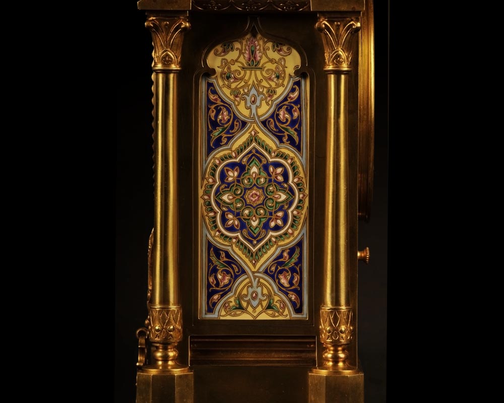 Каминный гарнитур в восточном стиле, изготовленный из позолоченной бронзы и украшенный многоцветным фарфором.   Каминный гарнитур в восточном стиле, изготовленный из позолоченной бронзы и украшенный многоцветным фарфором.  -3