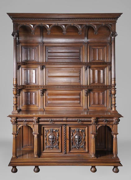 Большой старинный посудный шкаф в Неоготическом стиле из скульптурного орехового дерева, украшенный сатирами. Большой старинный посудный шкаф в Неоготическом стиле из скульптурного орехового дерева, украшенный сатирами.-0