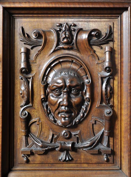 Большой старинный посудный шкаф в Неоготическом стиле из скульптурного орехового дерева, украшенный сатирами. Большой старинный посудный шкаф в Неоготическом стиле из скульптурного орехового дерева, украшенный сатирами.-2