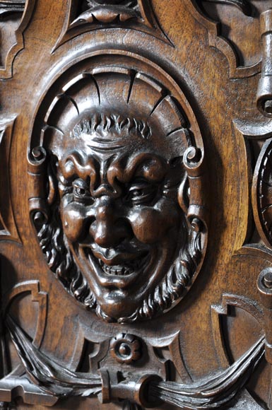 Большой старинный посудный шкаф в Неоготическом стиле из скульптурного орехового дерева, украшенный сатирами. Большой старинный посудный шкаф в Неоготическом стиле из скульптурного орехового дерева, украшенный сатирами.-3