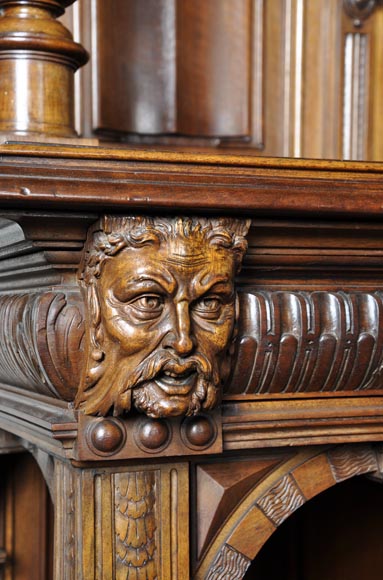 Большой старинный посудный шкаф в Неоготическом стиле из скульптурного орехового дерева, украшенный сатирами. Большой старинный посудный шкаф в Неоготическом стиле из скульптурного орехового дерева, украшенный сатирами.-5