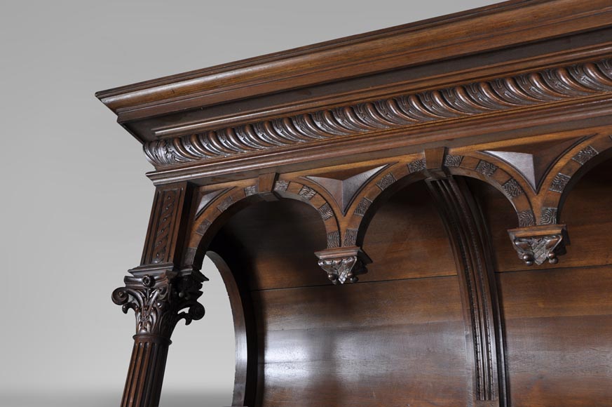 Большой старинный посудный шкаф в Неоготическом стиле из скульптурного орехового дерева, украшенный сатирами. Большой старинный посудный шкаф в Неоготическом стиле из скульптурного орехового дерева, украшенный сатирами.-7