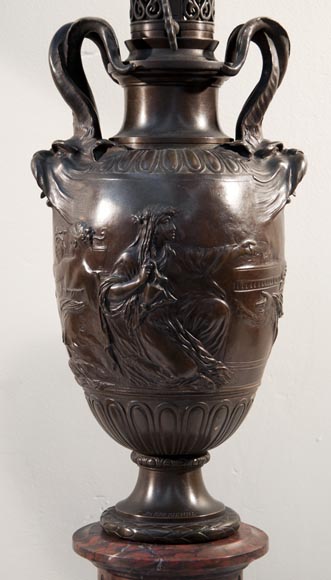 Фердинанд БАРБЕДИННИ – Пара ламп в Нео-Классическом стиле по модели Клодиона, изготовленных из бронзы с коричневой патиной. Фердинанд БАРБЕДИННИ – Пара ламп в Нео-Классическом стиле по модели Клодиона, изготовленных из бронзы с коричневой патиной.-2