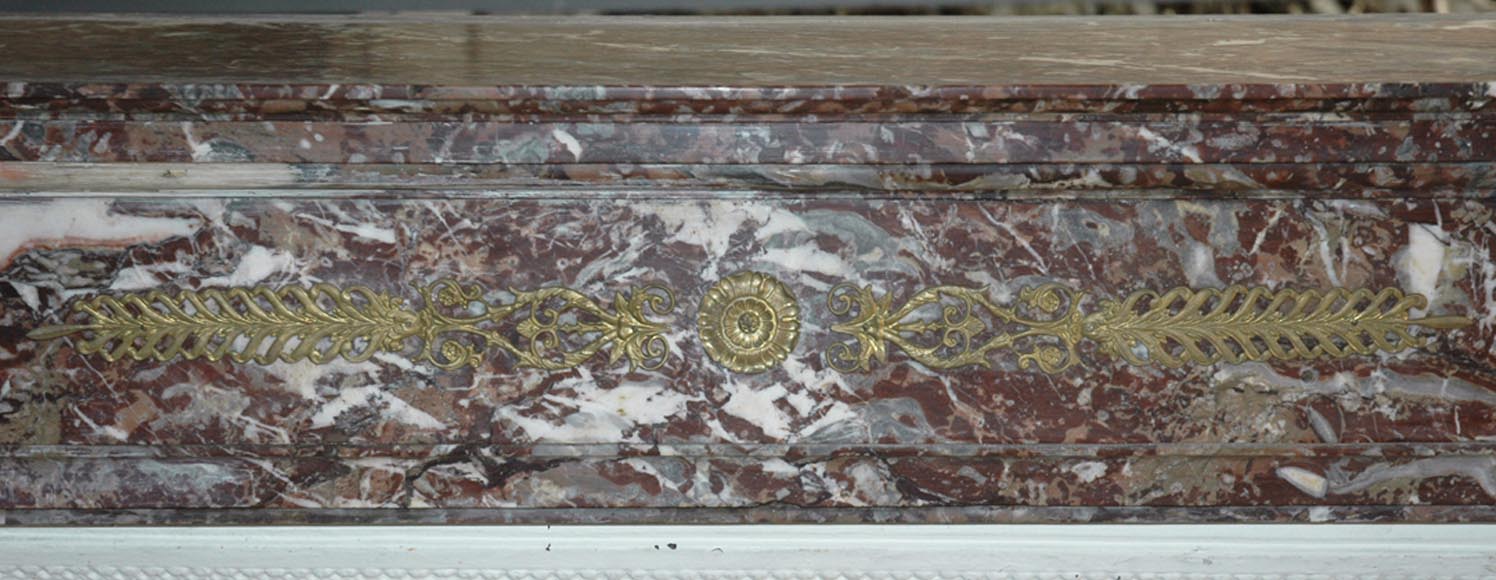 Камин в стиле Транзисион, декорированный элементами из бронзы. Камин в стиле Транзисион, декорированный элементами из бронзы.-1