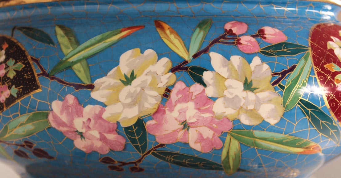 Мануфактура КРЕЙ-МОНТЕРО – Красивая садовая ваза с имитацией перегородчатой эмали, украшенная цветами, и основанием из позолоченной бронзы и патинированной бронзы, украшенным головами слонов. Мануфактура КРЕЙ-МОНТЕРО – Красивая садовая ваза с имитацией перегородчатой эмали, украшенная цветами, и основанием из позолоченной бронзы и патинированной бронзы, украшенным головами слонов.-1