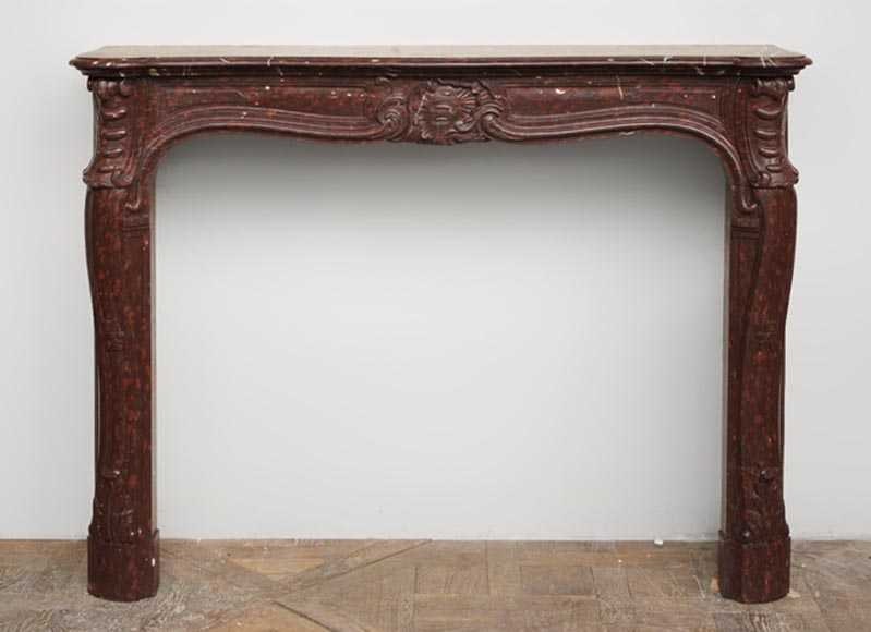 Старинный камин в стиле Людовика XV, изготовленный из мрамора Rouge Griotte. Старинный камин в стиле Людовика XV, изготовленный из мрамора Rouge Griotte.-0