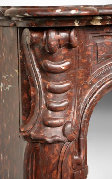 Старинный камин в стиле Людовика XV, изготовленный из мрамора Rouge Griotte. Старинный камин в стиле Людовика XV, изготовленный из мрамора Rouge Griotte.-3