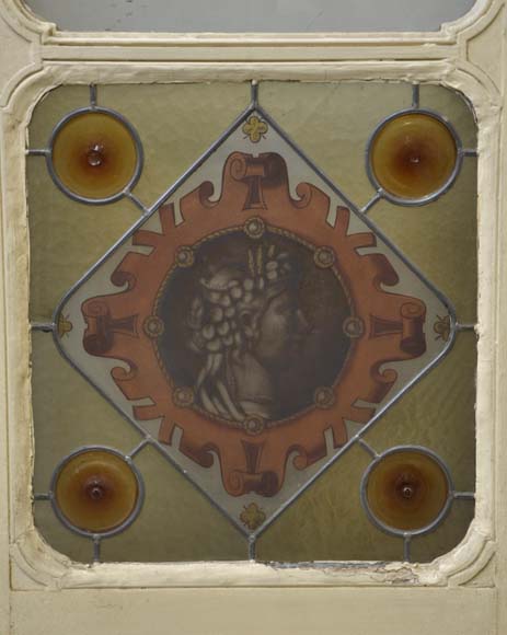 Двустворчатая дверь с витражами с медальонами, в которые вписаны мужской и женский профили.  Двустворчатая дверь с витражами с медальонами, в которые вписаны мужской и женский профили. -1